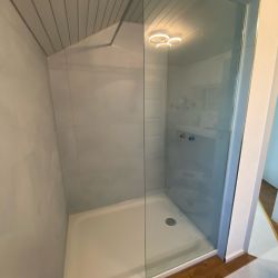 Vorher alt, jetzt modern! ✨

Diese Dusche wurde im Rahmen einer Teilsanierung neu gestaltet – schlicht, elegant & funktional.
Mit einer rahmenlosen Glaswand, großzügigem Duschbereich und moderner Optik passt sie perfekt in jedes Zuhause.

Was wurde gemacht?
🛠️ Neue Glasduschwand
🧼 Pflegeleichte Wand- & Bodenbeläge
🏠 Clevere Raumnutzung trotz Dachschräge

Du möchtest dein Bad auch verschönern?
Schreib uns – wir beraten dich gerne!

___

Old look out, modern vibes in! ✨

This shower just got a partial renovation – clean, elegant & practical.
Featuring a frameless glass panel, a spacious layout, and a sleek design that fits any modern home.

What was done:
🛠️ New frameless glass shower wall
🧼 Easy-to-clean wall & floor surfaces
🏠 Smart use of space under the sloped ceiling

Thinking about upgrading your bathroom?
Send us a message – we’re happy to help!
.
.

#Dusche #Badsanierung #Teilsanierung #ModernesBad #Badideen #InteriorDesign #Handwerk #Duschumbau #Renovierung #Glasdusche #HomeInspo
#Neckarsulm #Heilbronn #BadWimpfen #Weinsberg #Obersulm #Lauffen #Eppingen #HeilbronnUndUmgebung #RegionHeilbronn #HandwerkAusDerRegion #SanierungNeckarsulm #SanierungHeilbronn